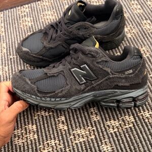 New Balance Men's Black and Silver Sneakers
